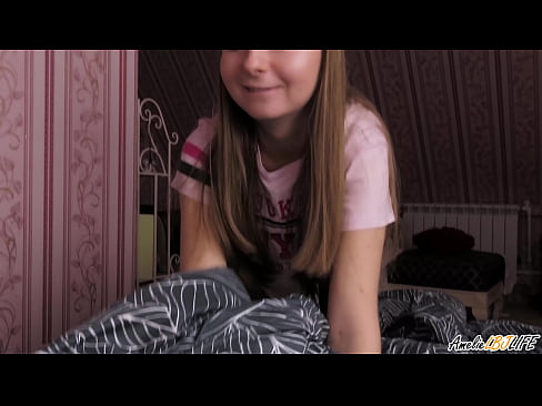 ❤️ Blondie BFF-ya xwe bi kûr dimije û di devê xwe de diqelişe ❌ Porno li me ☑