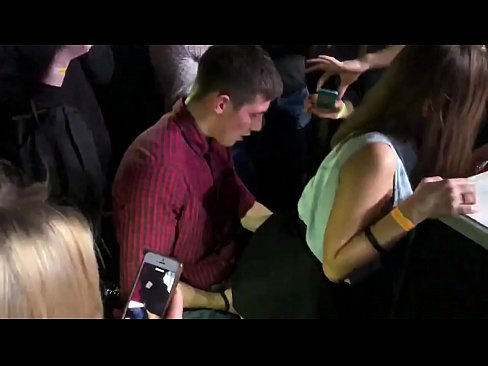 ❤️ Seksê rast di klûbek şevê ya rûsî de. Keçeke rûsî ya 18 salî di nav anus û vajînayê de li klûbeke şevê kenîya ❌ Porno li me ☑